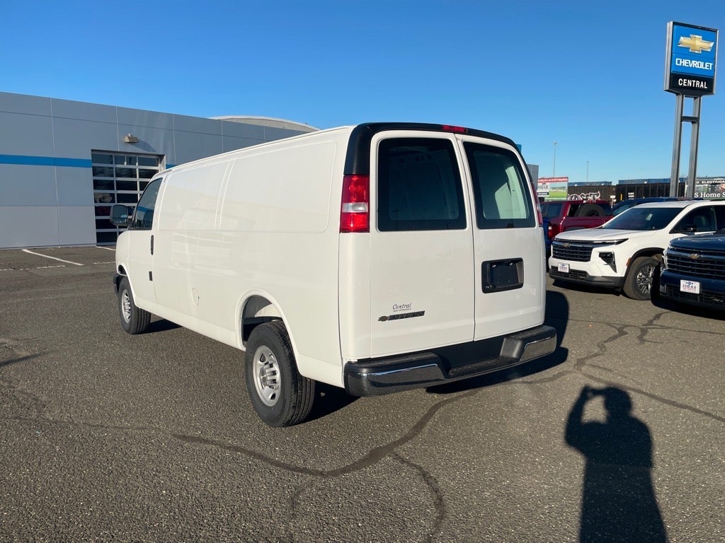 2025 Chevrolet Express Cargo 3500 WT