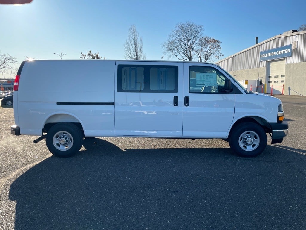 2025 Chevrolet Express Cargo 3500 WT