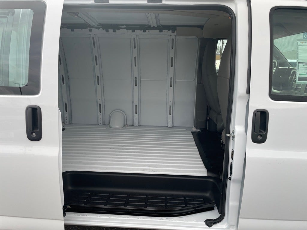 2025 Chevrolet Express Cargo 3500 WT