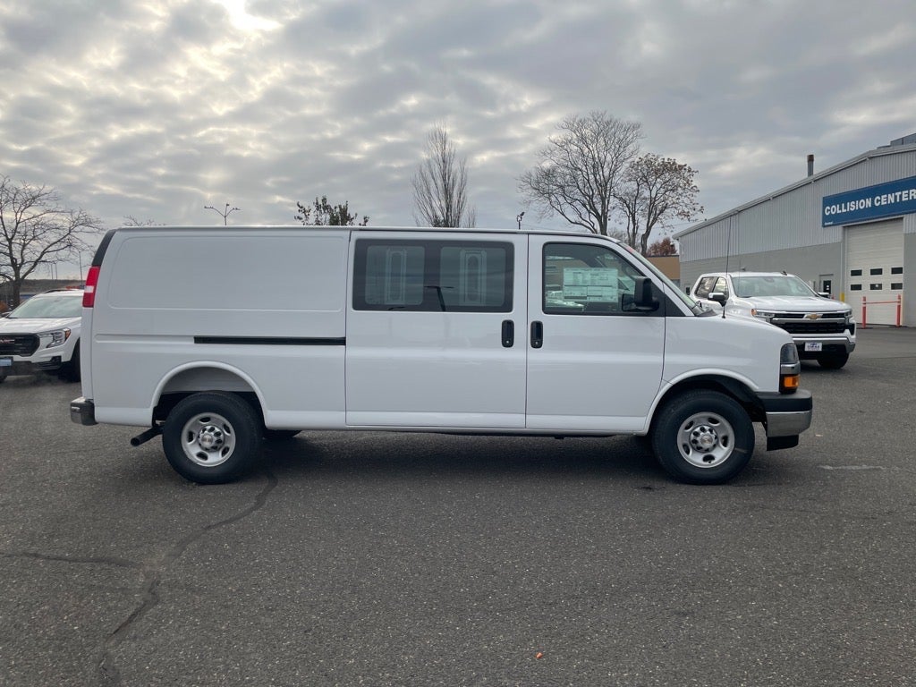 2025 Chevrolet Express Cargo 3500 WT