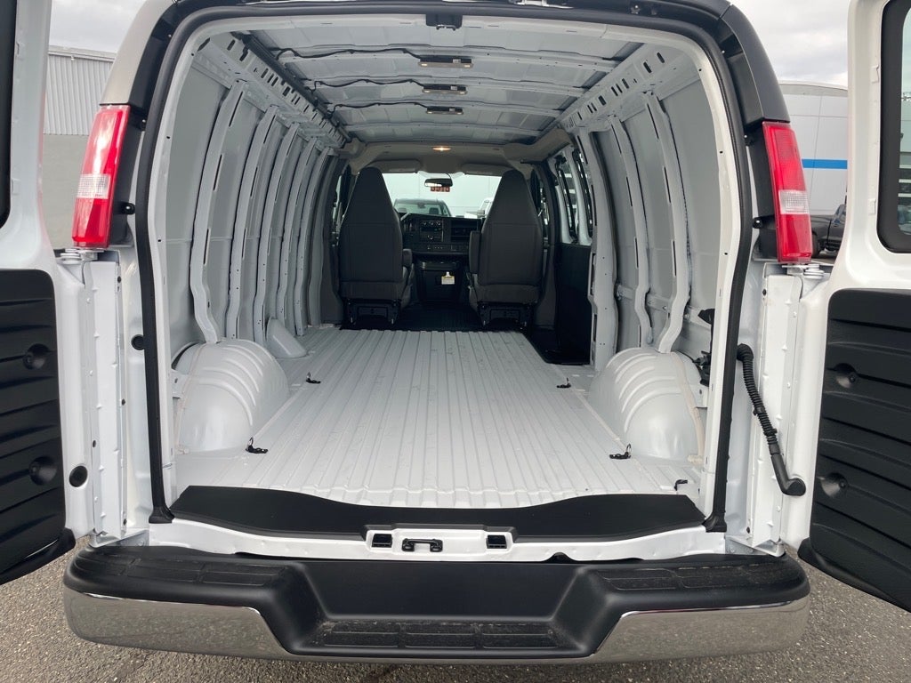 2025 Chevrolet Express Cargo 3500 WT